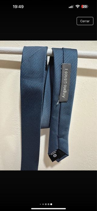 Traje negro y corbata azul