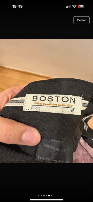 Traje negro y corbata azul