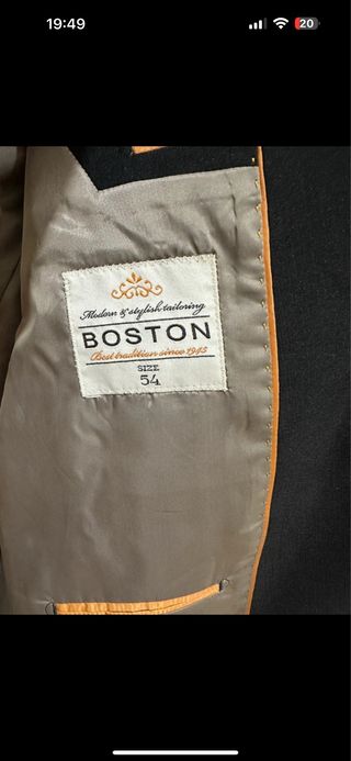 Traje negro y corbata azul