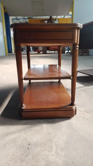 Mueble para televisión de madera con ruedas