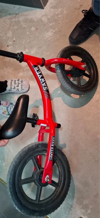 Bicicleta de equilibrio roja Sawyer