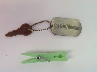 Chapa llavero Captain Morgan con llave