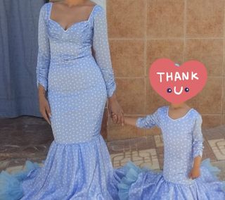 Vestido de flamenca azul con lunares blancos