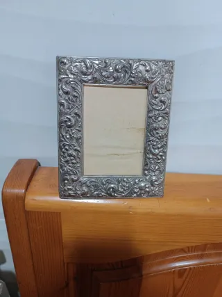 Portarretratos de plata con relieve