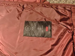 Chaqueta Levi's Puffer Burdeos Talla M