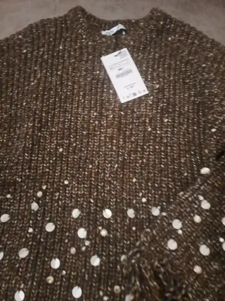 Jersey marrón con detalles dorados