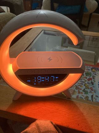 Reloj despertador con luz y carga inalámbrica