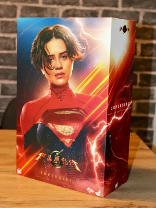 Hot Toys Supergirl The Flash