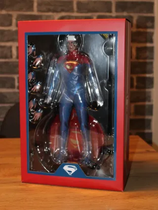 Hot Toys Supergirl The Flash