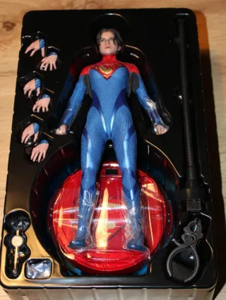 Hot Toys Supergirl The Flash