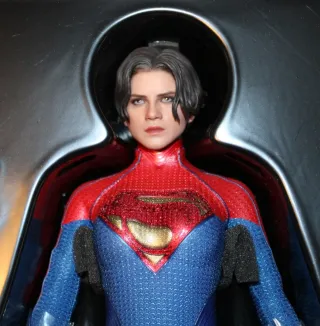 Hot Toys Supergirl The Flash