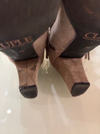 Botas de ante, color topo con flecos