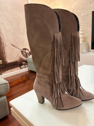 Botas de ante, color topo con flecos