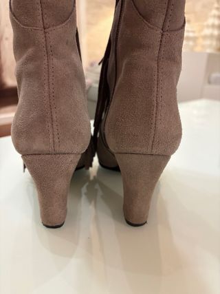 Botas de ante, color topo con flecos