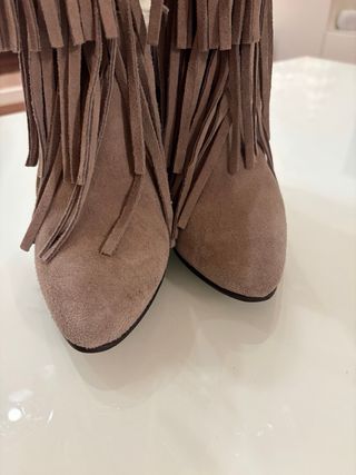 Botas de ante, color topo con flecos