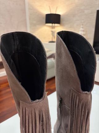 Botas de ante, color topo con flecos