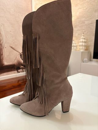 Botas de ante, color topo con flecos