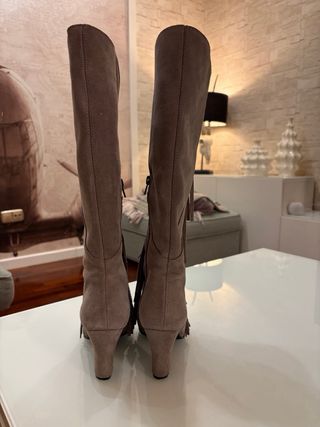 Botas de ante, color topo con flecos