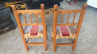 Juego de 2 sillas de madera con tapicería