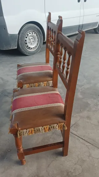 Juego de 2 sillas de madera con tapicería