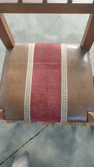 Juego de 2 sillas de madera con tapicería