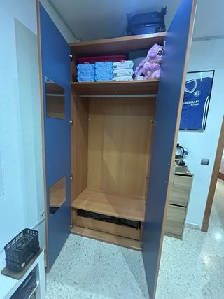 Armario blanco y marrón