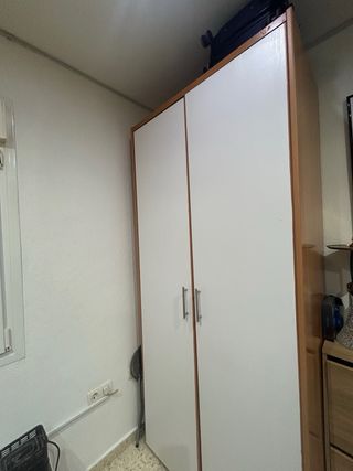 Armario blanco y marrón