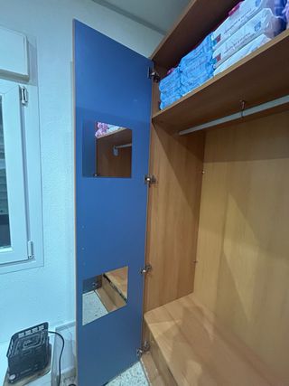 Armario blanco y marrón