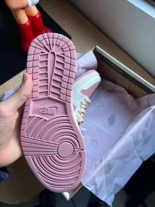 Nike Jordan 1 low travis scott shy pink