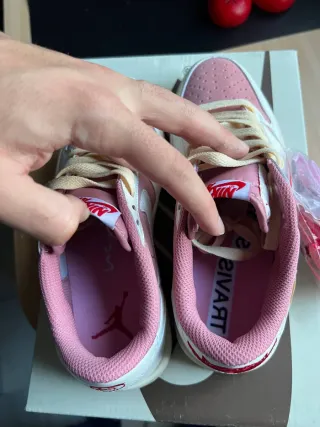 Nike Jordan 1 low travis scott shy pink