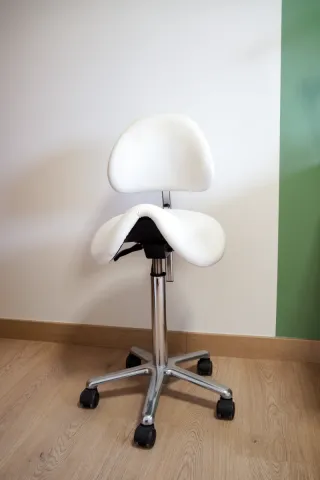 Taburete ergonómico giratorio con respaldo