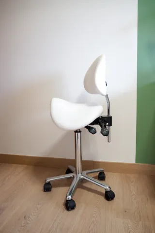 Taburete ergonómico giratorio con respaldo