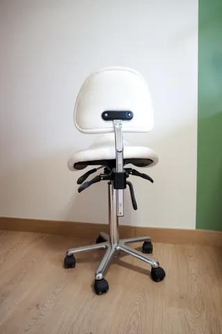 Taburete ergonómico giratorio con respaldo