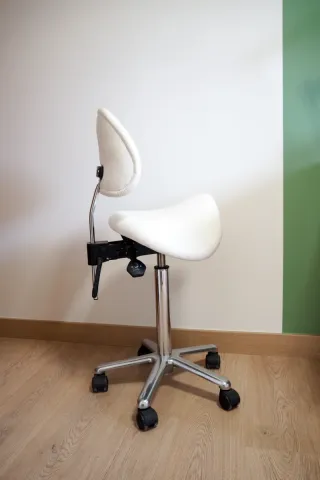 Taburete ergonómico giratorio con respaldo