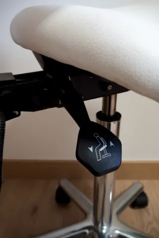 Taburete ergonómico giratorio con respaldo