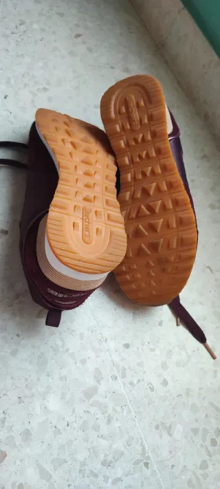 Deportivas Skechers Granates Talla 37 más regalo