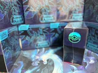 ETB Fuegos Fantasmales – Pokémon TCG (ESP)