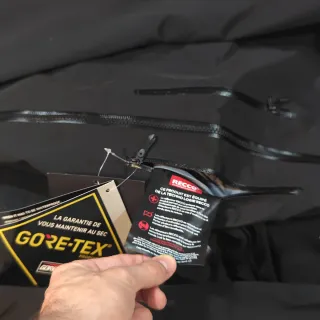 Arc'teryx Alpha SV Negra-Dorada