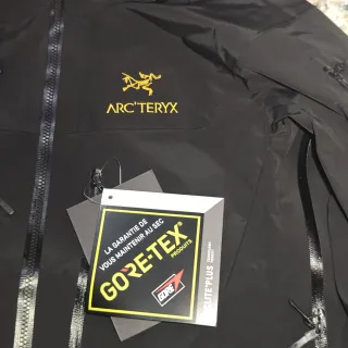 Arc'teryx Alpha SV Negra-Dorada