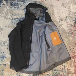 Arc'teryx Alpha SV Negra-Dorada