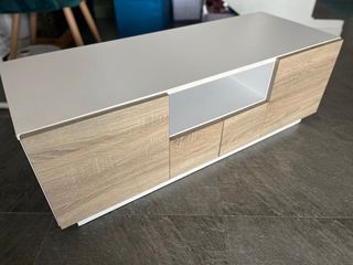 Mueble TV bajo blanco y madera