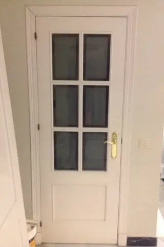 Puerta blanca con 6 cristales