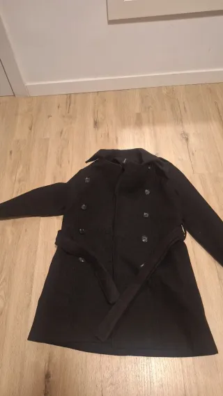 Abrigo negro con cinturón