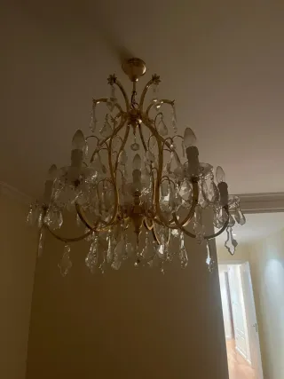 Lámpara de araña dorada con cristales