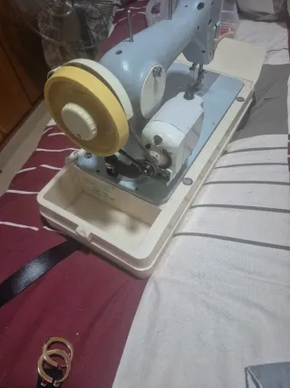 Máquina de coser Sigma con maletín