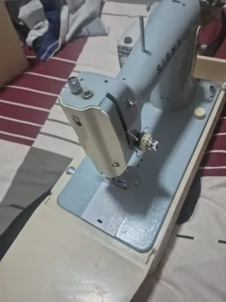 Máquina de coser Sigma con maletín