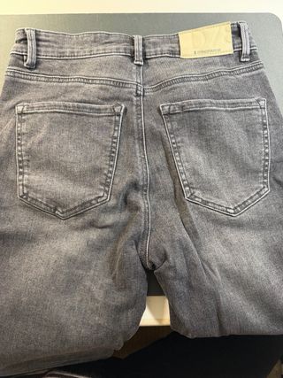 Vaqueros Stradivarius grises talla 36