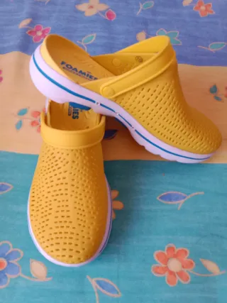 Zuecos Sanitarios Skechers Amarillos