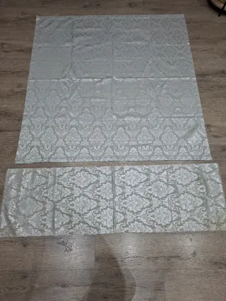 Mantel 140x140 y camino de mesa plateado.