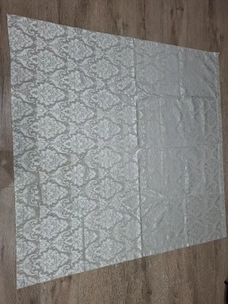 Mantel 140x140 y camino de mesa plateado.